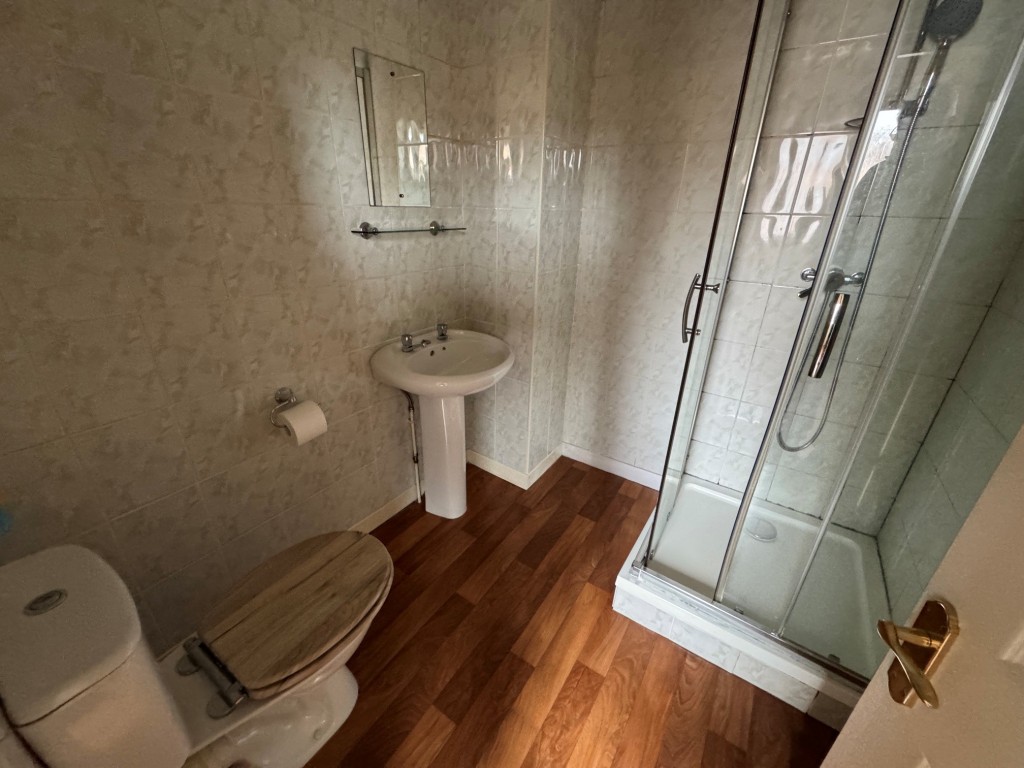 Lot: 33 - FREEHOLD VACANT SHOP, VACANT TWO-BEDROOM FLAT PLUS TWO-BEDROOM INVESTMENT FLAT IN PRIME LOCATION - Flat A - shower room